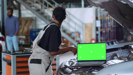 modelo de computadora portátil en un taller de reparación de automóviles