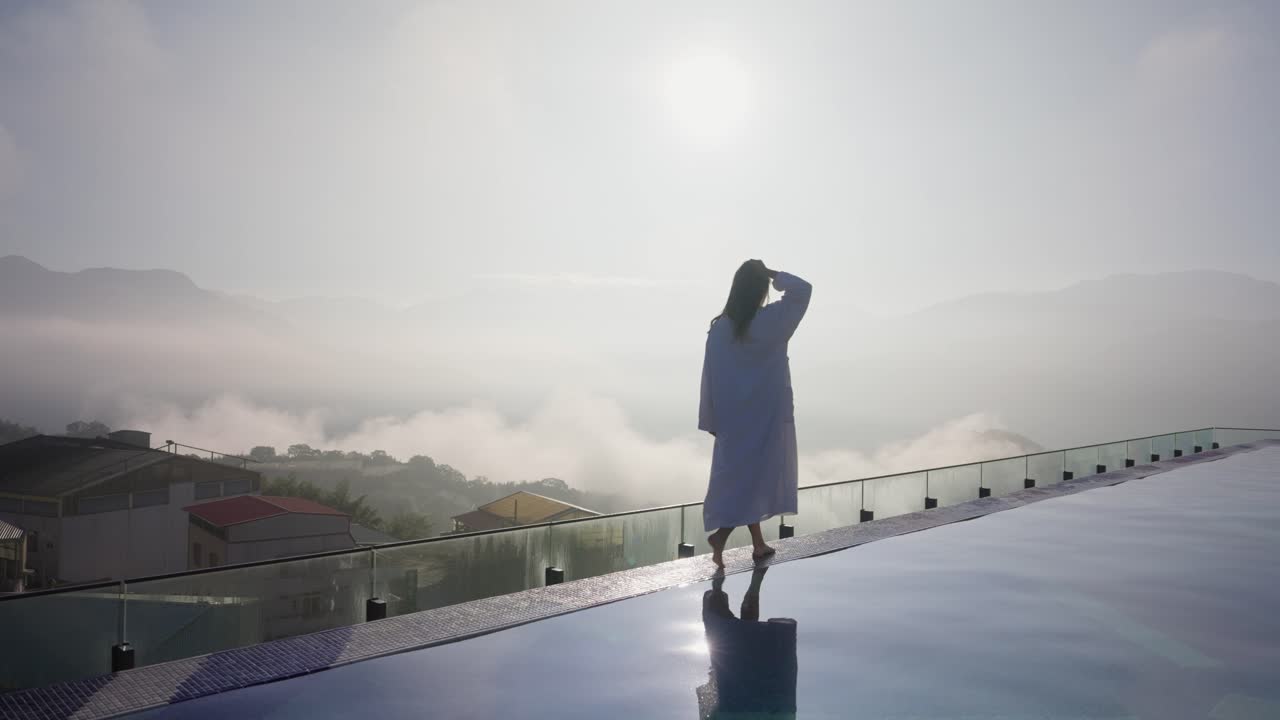 럭셔리 호텔 에서 아침 에 수영장  ⁇  에서  ⁇ 고 있는 여자