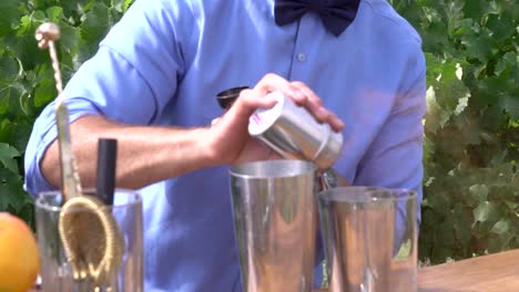 barman vertiendo polvo en un cóctel
