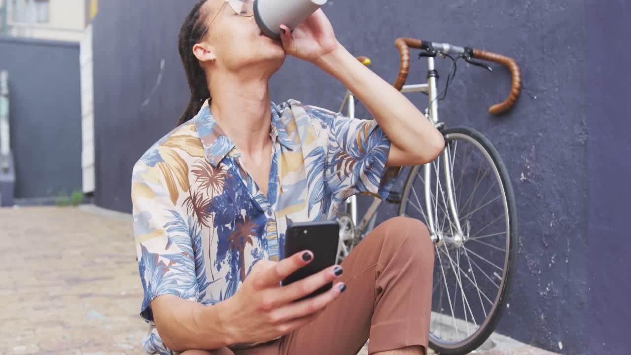 hombre de raza mixta bebiendo café