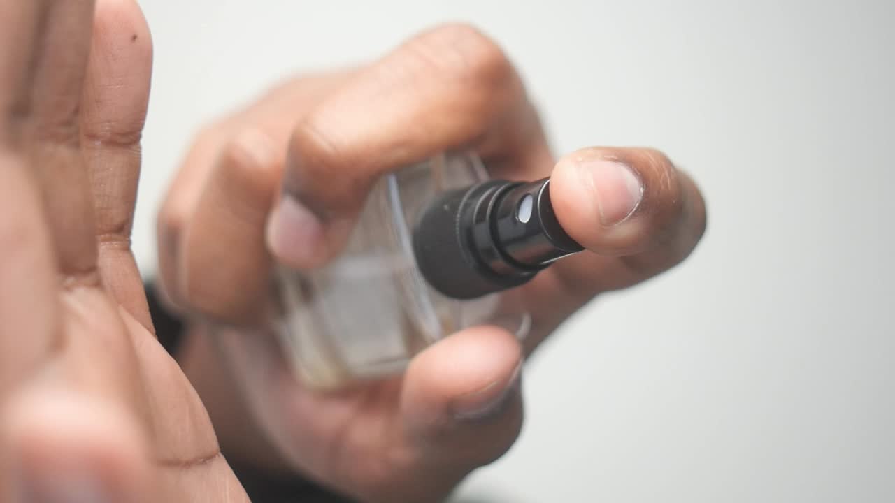 aplicación de perfume