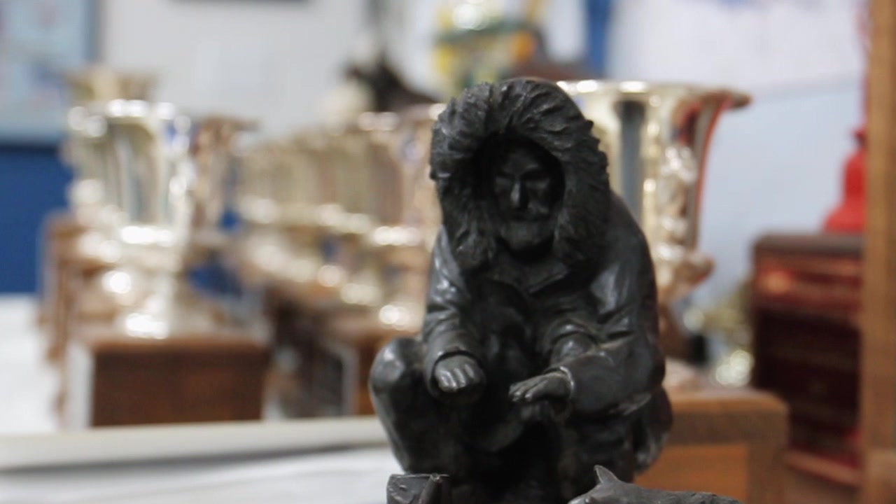 Estatua de corredor de trineos tirados por perros en Alaska