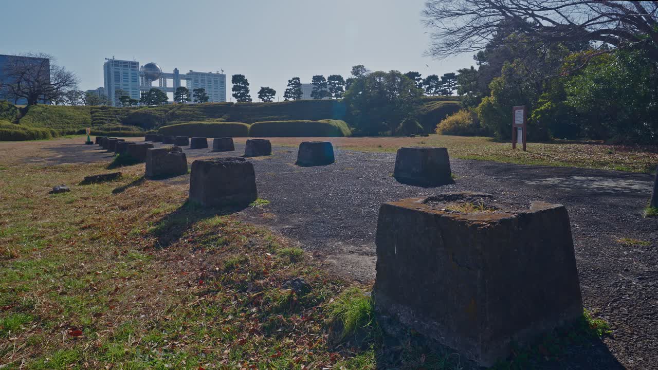 Historiske steinfundamenter fra Edo-perioden på et tidligere batteriområde i Odaiba. En naturskjønn kontrast mellom gamle militærruiner og moderne arkitektur