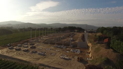 volando sobre el sitio de construcción en funcionamiento