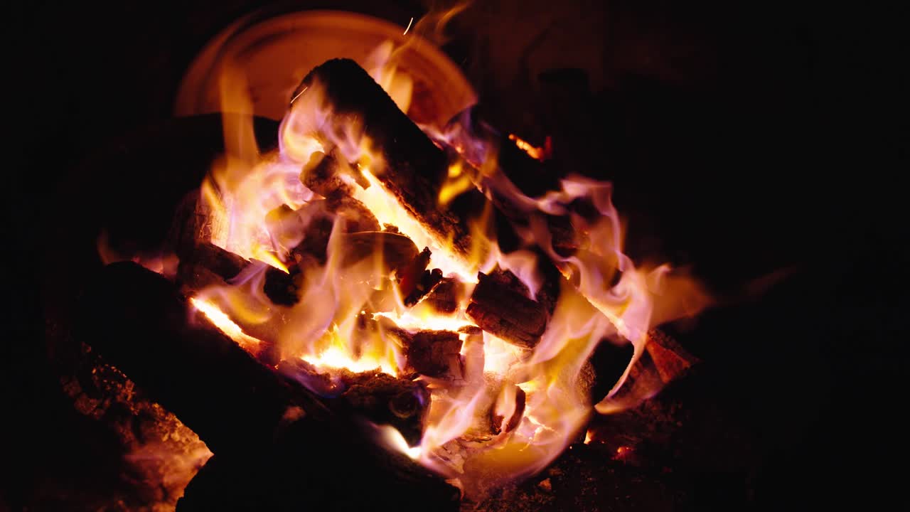 fuego ardiendo en un pozo de fuego oxidado por la noche durante el invierno