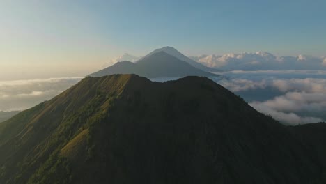 vista del amanecer del gran monte batur en bali con abang y agung en segundo plano