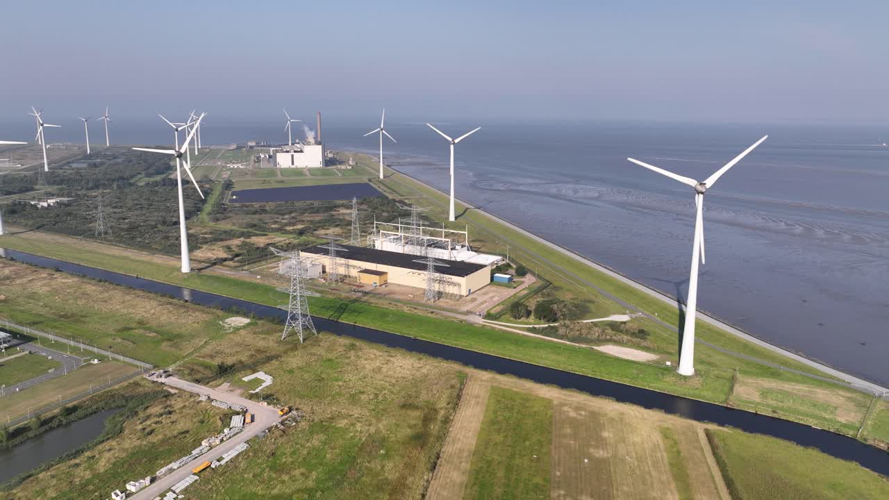 네덜란드 에임스하벤에 있는 고전압 발전소 인프라 (aerial drone view)