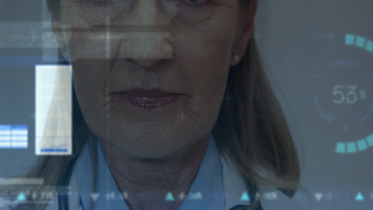 Donna caucasica anziana analizza dati su uno schermo trasparente, con spazio per il testo.