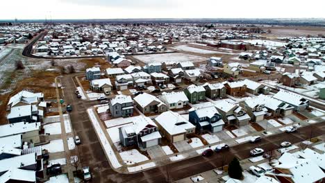 la nieve fría cubre los tejados de este barrio suburbano a finales de marzo antes de que comience la temporada de primavera