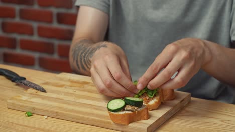 haciendo deliciosos sándwiches