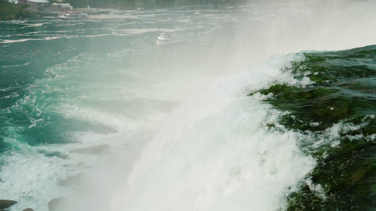보트가 나이아가라 폭포 아래를 통과합니다.