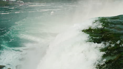barco pasa bajo las cataratas del niágara