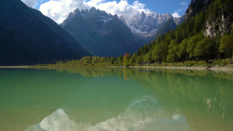 el lago landro, en las dolomitas, italia