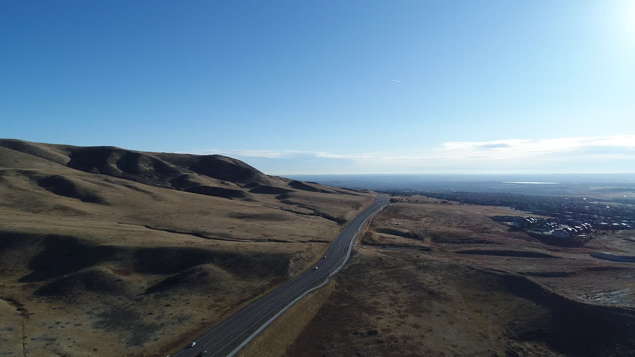 un vuelo lento de drones sobre un barrio suburbano de colorado
