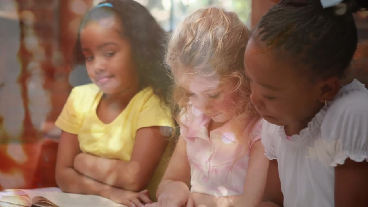 Vídeo vertical: Câmera mostrando meninas traçando palavras em livros com o dedo na carteira, vestindo blusas amarelas.