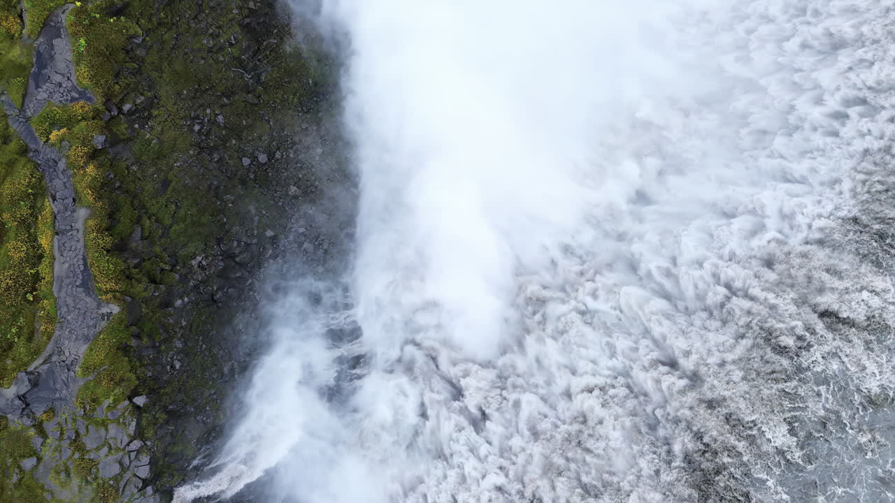 Vista aérea con dron de la cascada Selfoss a lo largo del río Jökulsá á Fjöllum en el noreste de Islandia. Una amplia cascada en forma de herradura fluye a través de un paisaje de cañón rocoso cerca de Dettifoss en el Parque Nacional Vatnajökull.