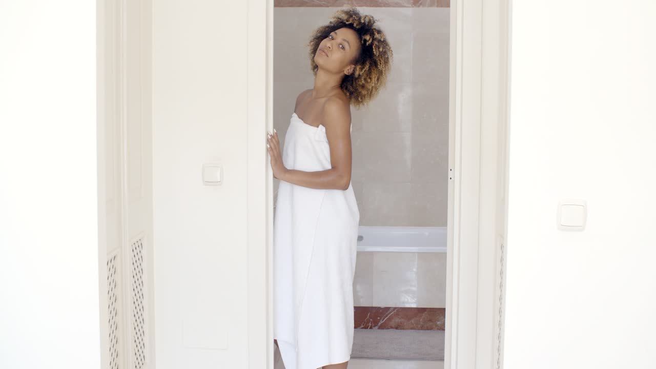 mujer con una toalla en el cuerpo