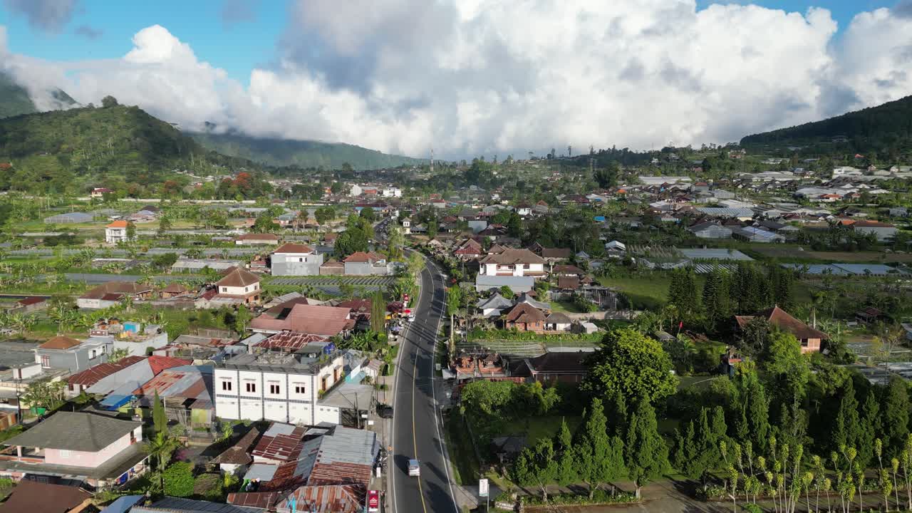 푸른 산, 파란 하늘, 작은 아시아 마을의 공중 4k 빛 드론 뷰