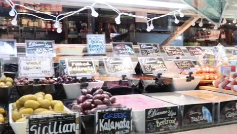 exhibición colorida de aceitunas y alimentos gourmet