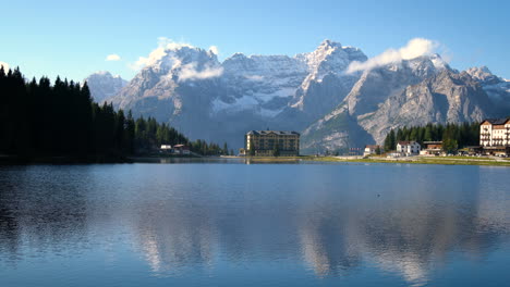 Lago-Misurina-Con-Montaña-Dolomitas-En-Italia