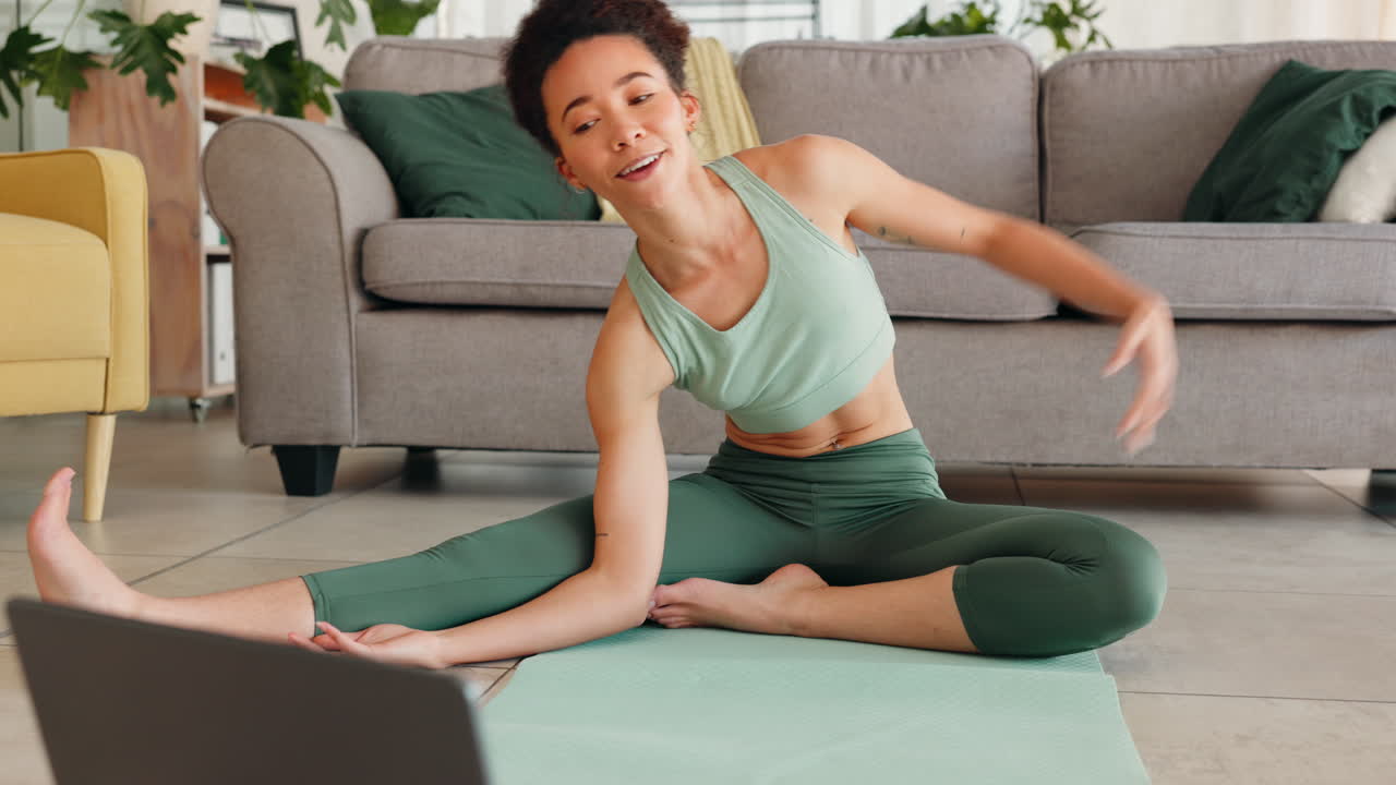 mujer negra, computadora portátil y clase de fitness en línea