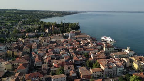 fotografía aérea de la ciudad vintage con arquitectura europea con un canal fluvial que fluye a través de la ciudad
