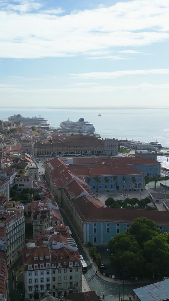 Ripresa verticale con drone del lungomare di Lisbona e dello storico quartiere della Baixa, Lisbona