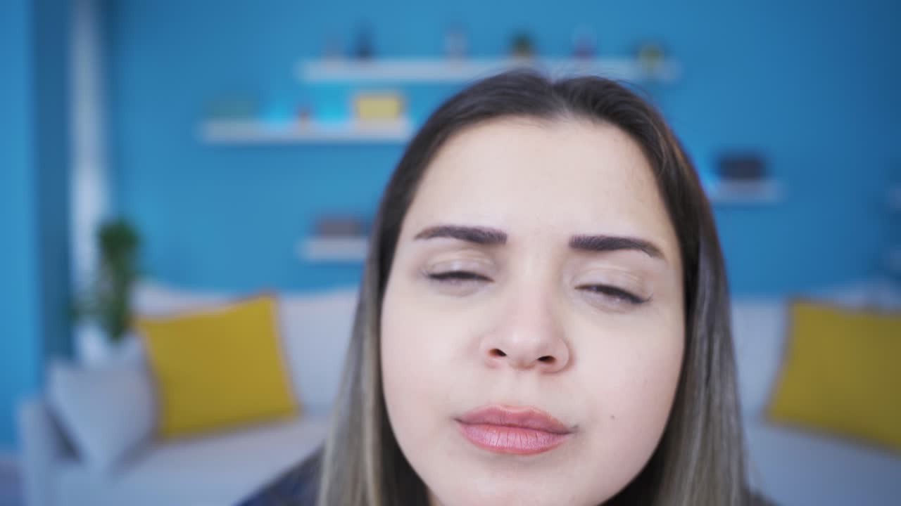 una joven linda saludando a la cámara.