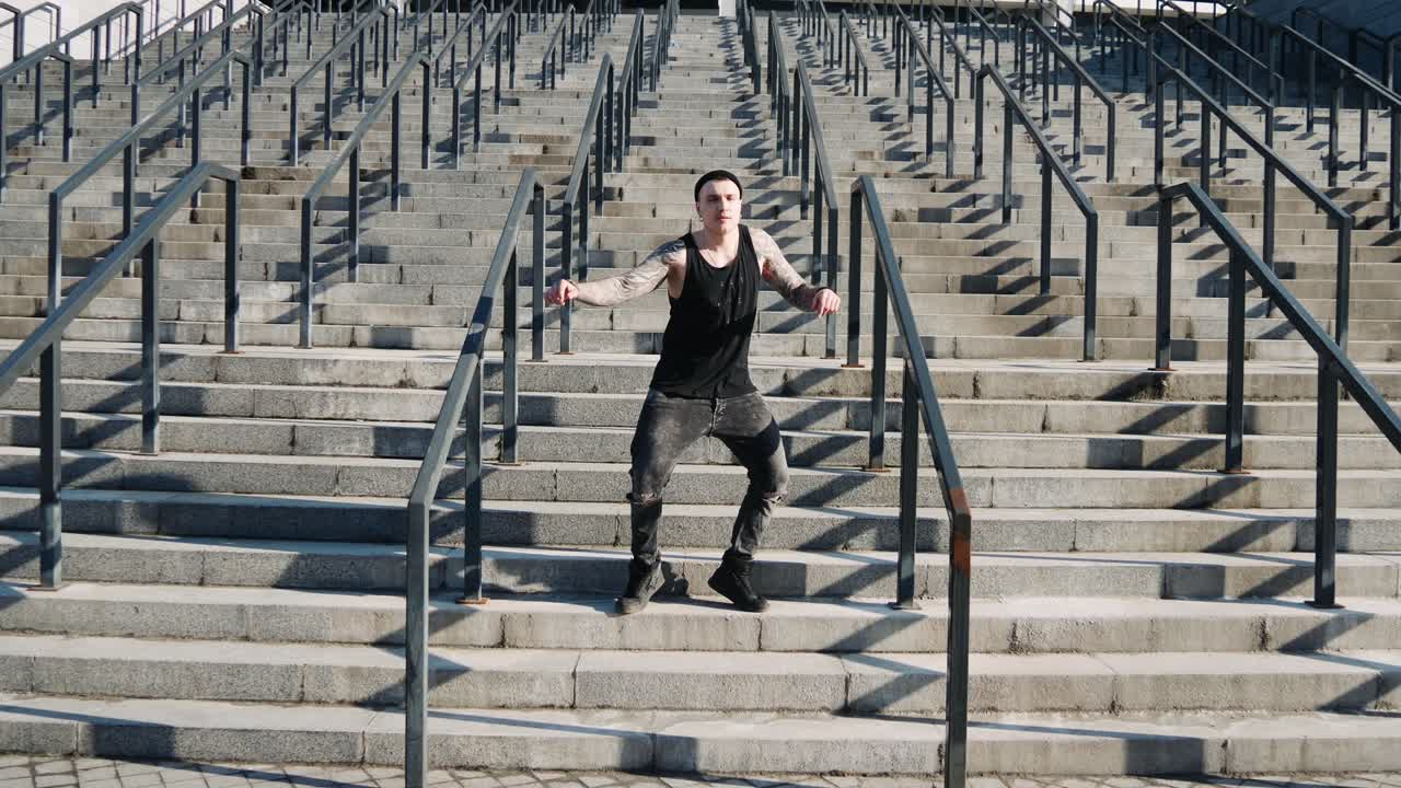 contemporáneo hip hop bailarín de calle hipster hombre con tatuaje funky baile urbano estilo libre en la ciudad