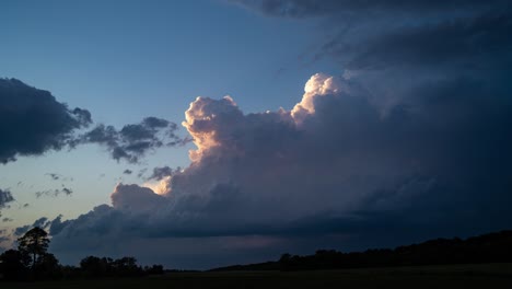 el movimiento de las nubes en el cielo nocturno