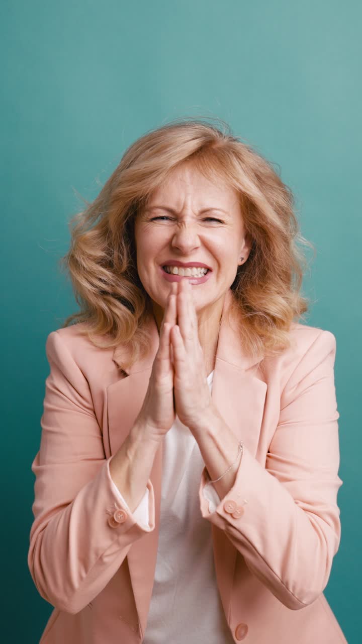 Donna bionda che mostra emozioni contrastanti di shock e sollievo.