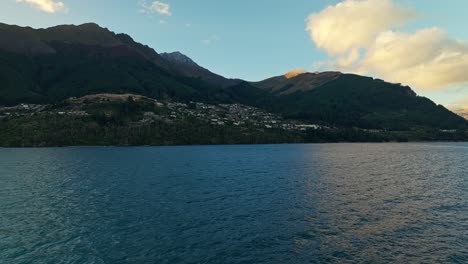 Queenstown-Domina-El-Lago-Wakatipu,-Ubicado-En-Una-Suave-Ladera