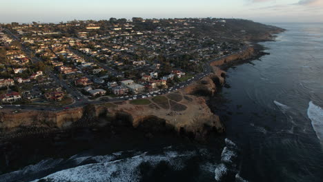 美國加州聖地牙哥懸崖 (san diego cliffs) 的空中景色,日落時高級住宅區,無人機拍攝