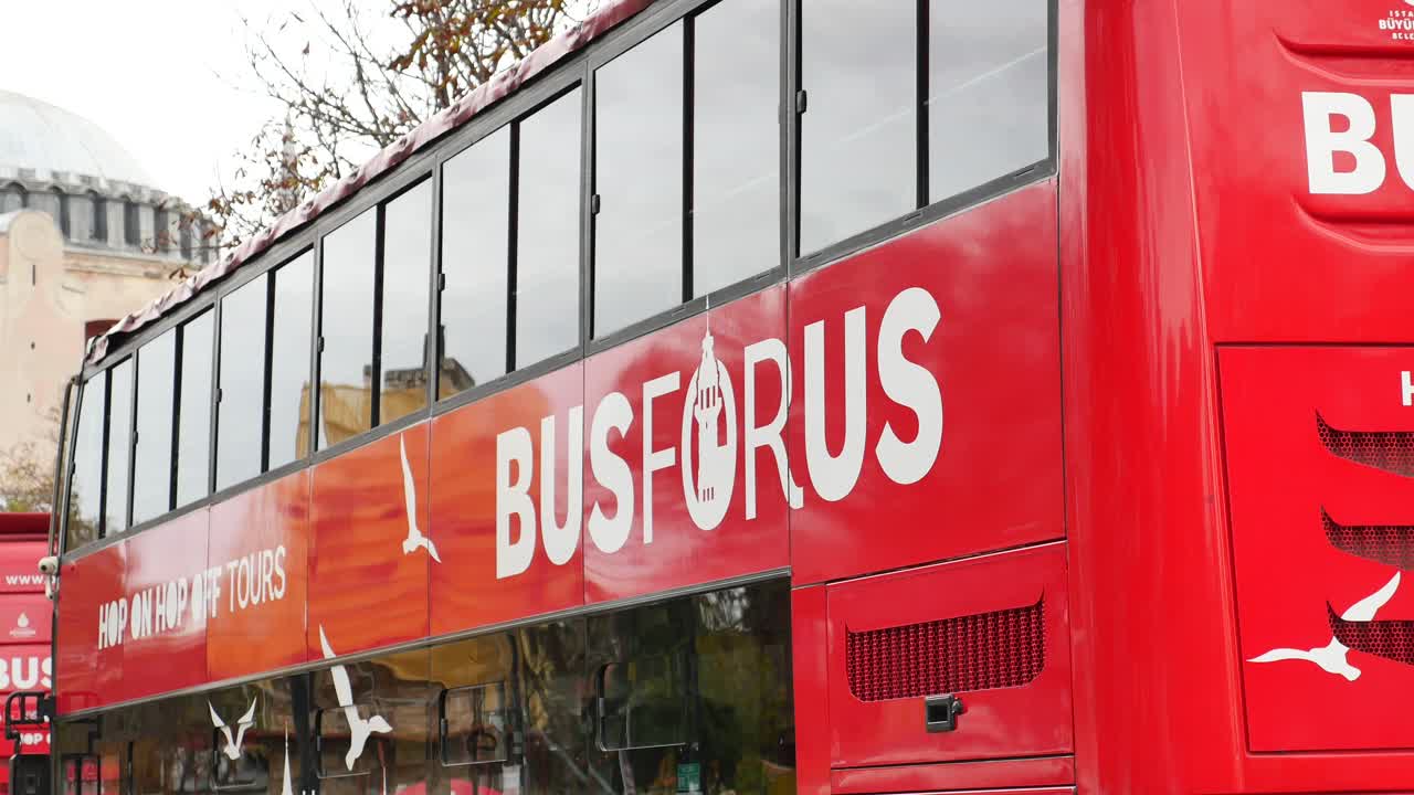 autobús rojo de dos pisos con la marca "busforus"