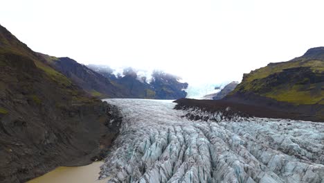 Toma-Aérea-De-Establecimiento-Del-Glaciar-Skaftafell-Comenzando-A-Derretirse-Debido-Al-Cambio-Climático