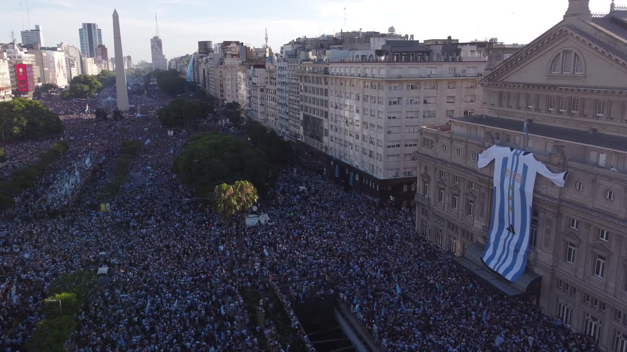 multitud loca de aficionados al fútbol argentino celebrando en la avenida 9 de julio el éxito de la copa del mundo 2022, buenos aires