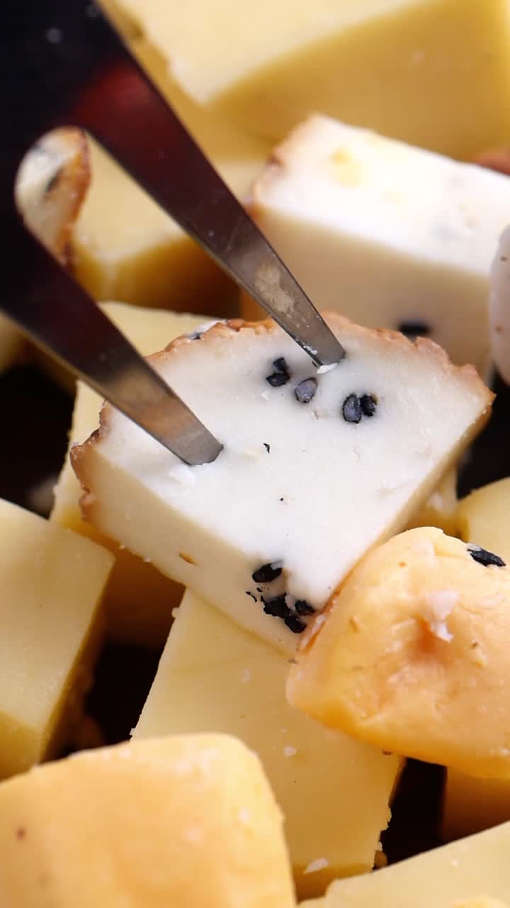 Prendere un pezzo di formaggio da un vassoio