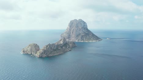 vista aérea avanzando hacia es vedra ibiza, españa