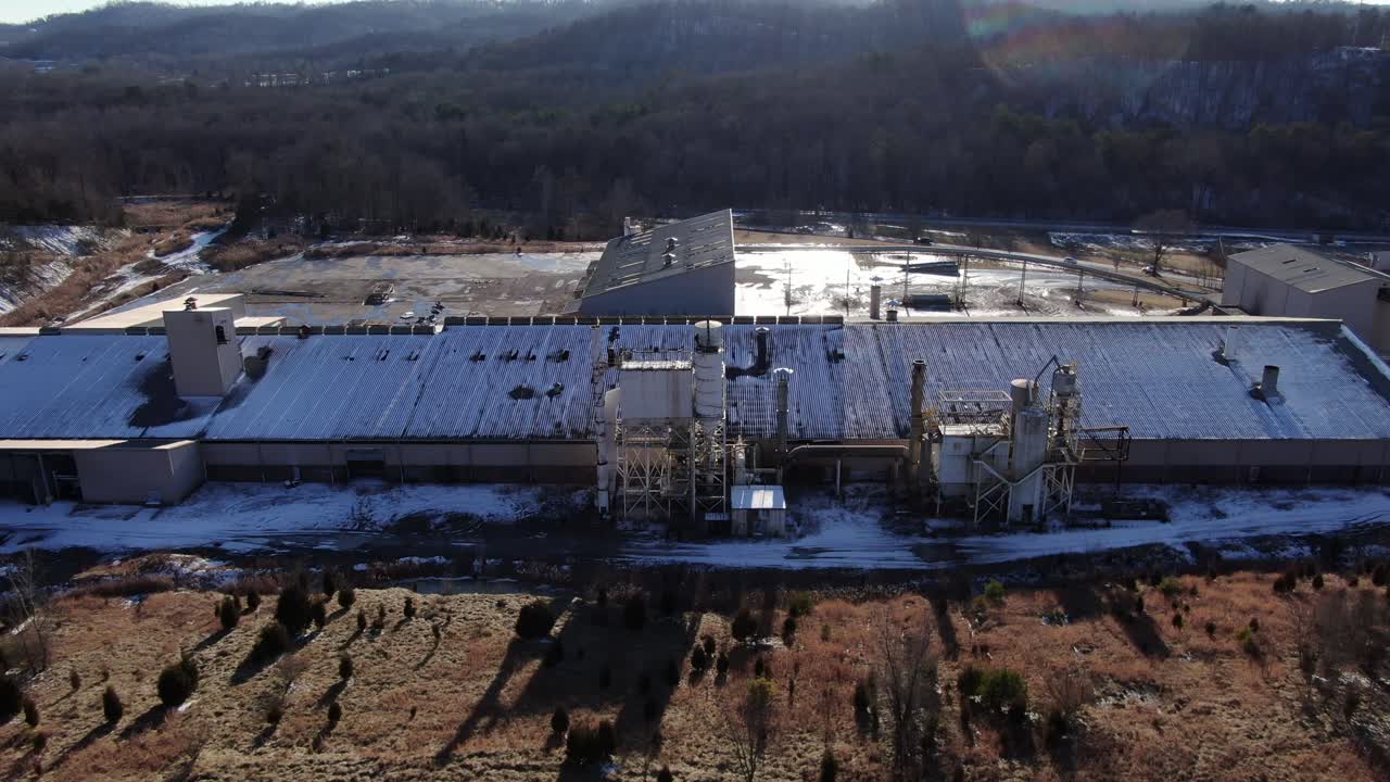 한겨울에 버려진 벽돌 공장을 향해 날아가는 공중 드론 영상