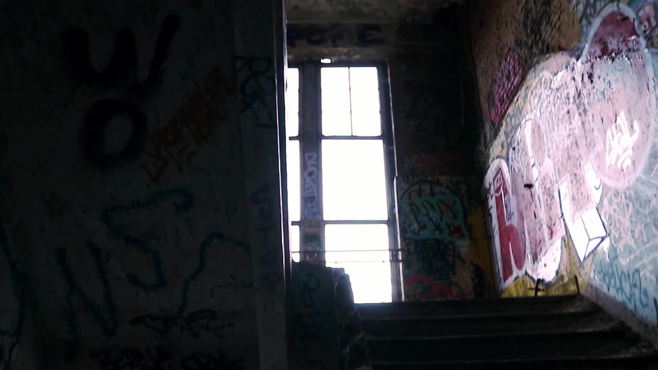 Exploración urbana: mirando hacia arriba en una escalera