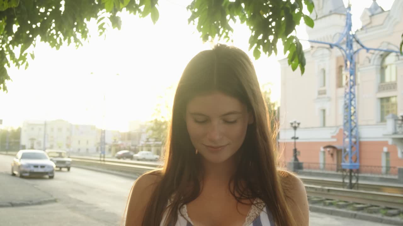 도시의 빛 속에서 미소 짓는 여자