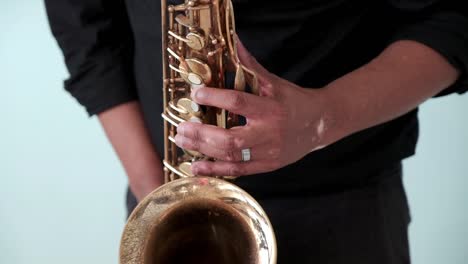 hombre tocando un instrumento de saxofón haciendo música