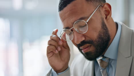 dolor de cabeza, hombre de negocios y quitarse las gafas