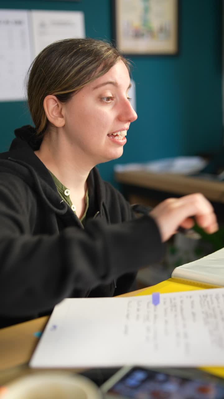 mujer trabajando en un escritorio