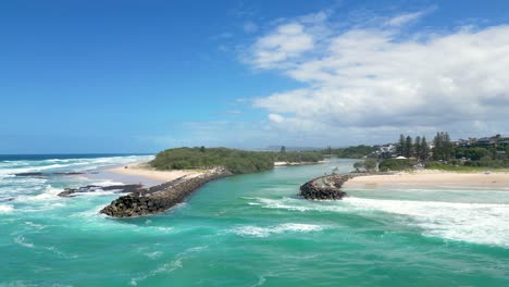 Flug-Vom-Pazifischen-Ozean-In-Den-Cudgen-Creek-Neben-Der-Cudgen-Landzunge-South-Head-In-Der-Nähe-Von-Kingscliff-In-New-South-Wales-In-Australien