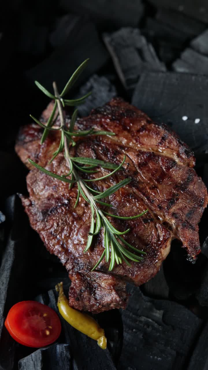 bistec a la parrilla con carbón de leña