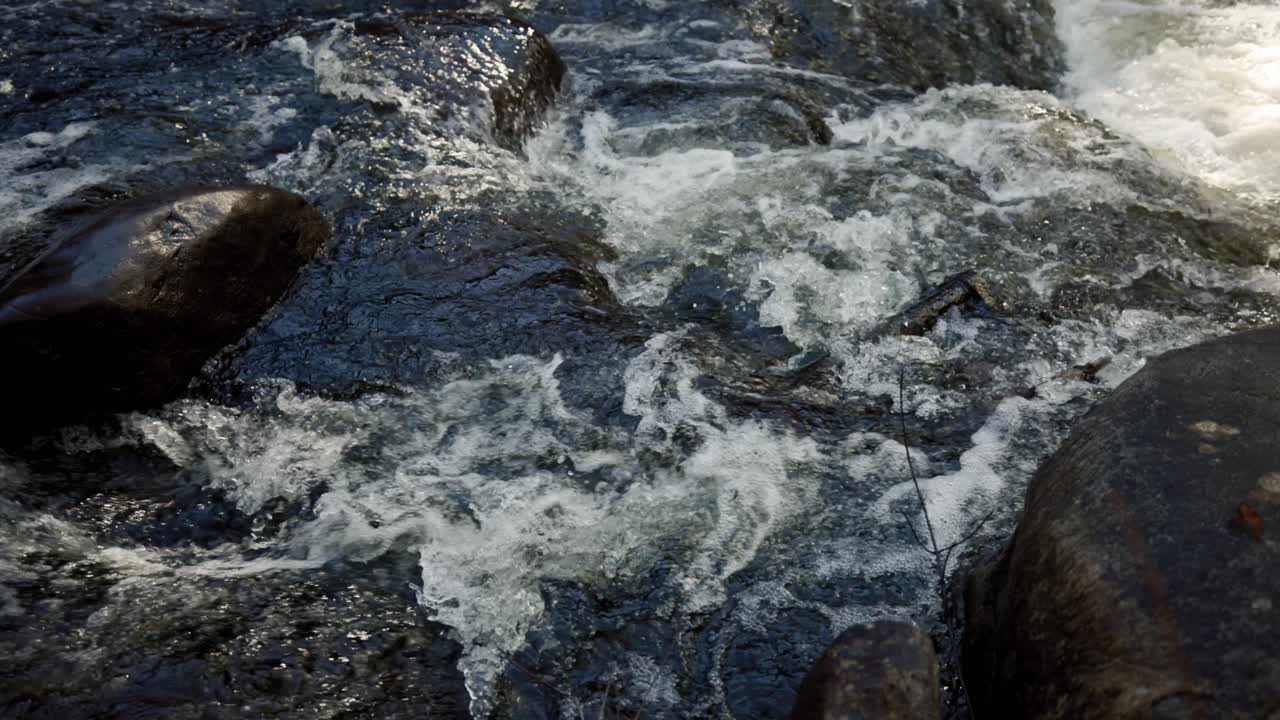 Rio caudaloso caindo em cascata sobre corredeiras e rochas em Saint-Côme, Quebec, Canadá - câmera lenta