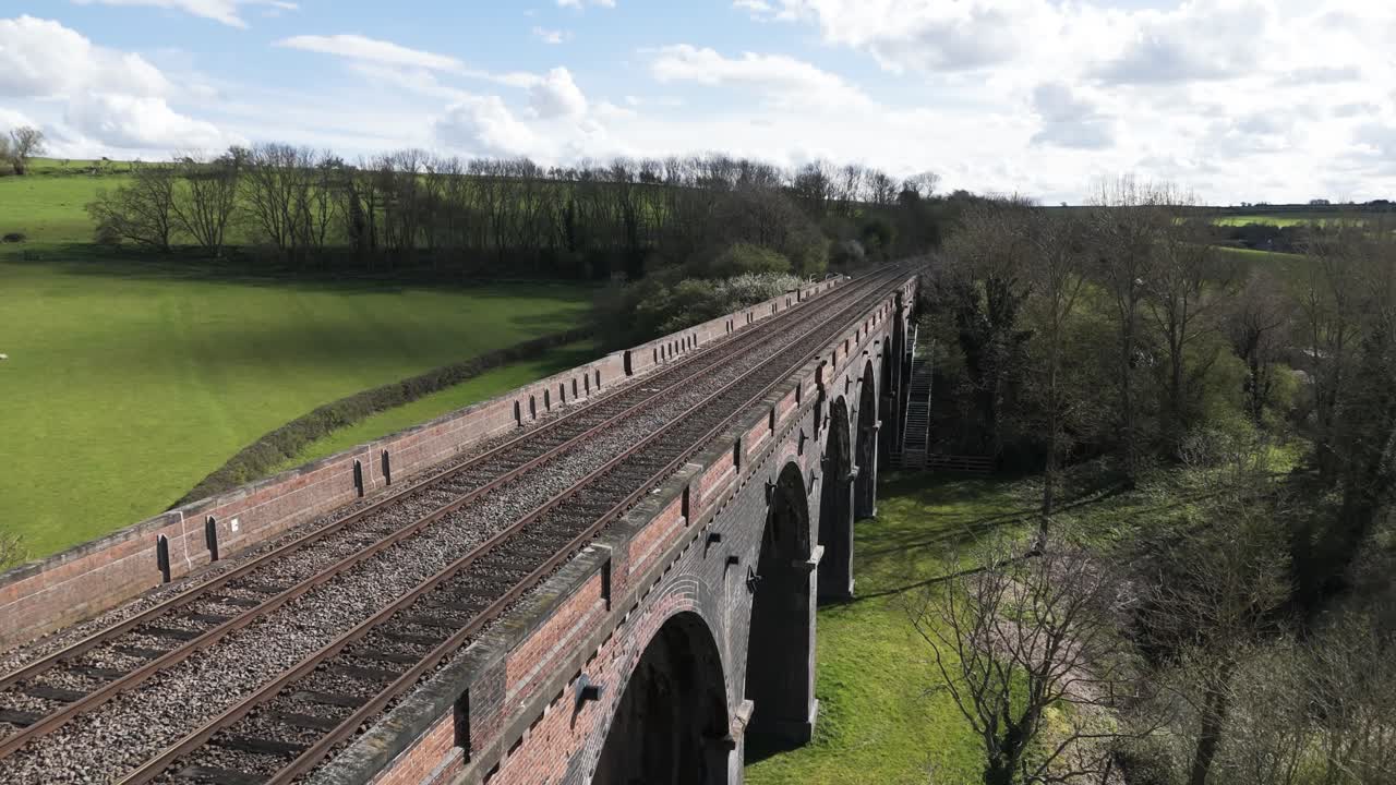 vuelo de aviones no tripulados a lo largo del pozo y el viaducto lincolnshire en un día soleado y brillante siguiendo la pista
