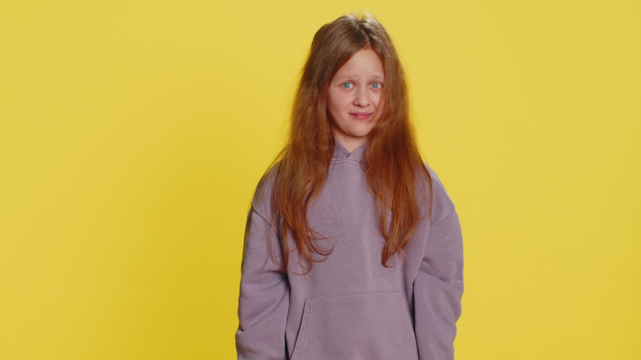 학교를 다니기 전의 십대 소녀는 왜, 실패의 어떤 이유를 묻고, 곤경에 의해 불신을 나타니다.