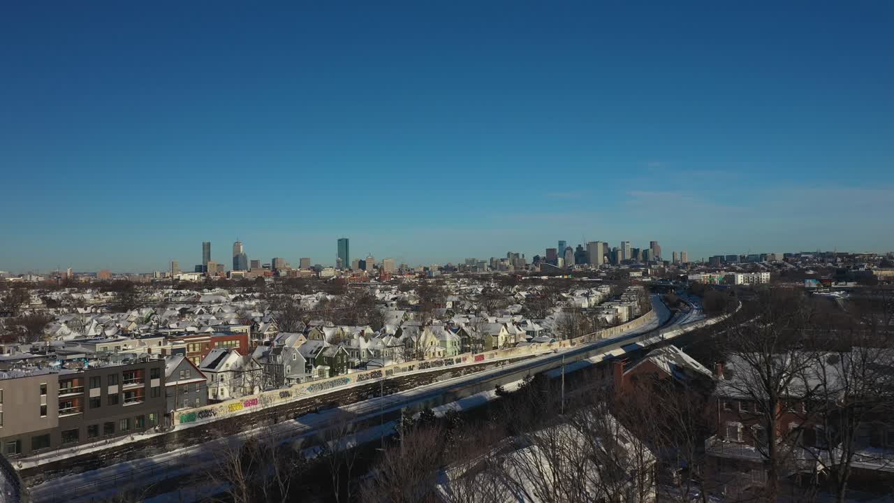 Skyline cinematografico della città aereo dopo la bufera di neve